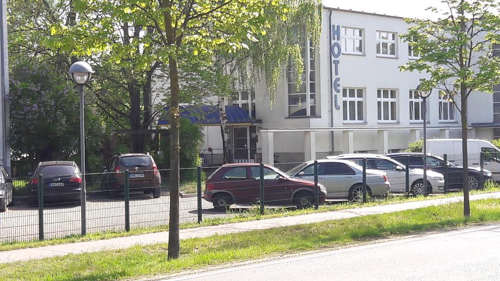 Amarillo Hotel Velten Exterior foto